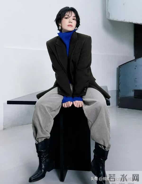 43岁宋慧乔剪了短发大变样！深灰西装+毛衣+尖头靴，高级又洋气