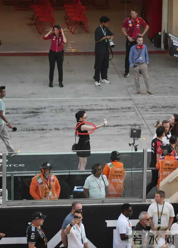 刘亦菲现身F1赛场,颜值依然惊艳,只是被颈纹和拜拜肉抢了镜