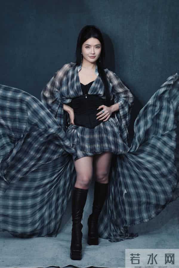 庄心妍脚踩黑色长筒靴写真，又酷又美