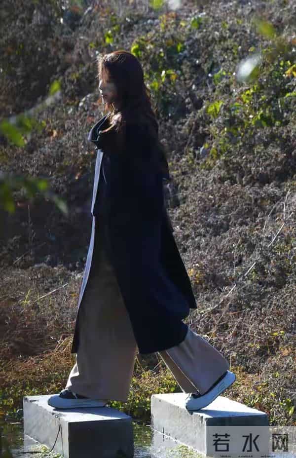 李云霄分享最新美照，简约穿搭配微卷发，美得那么耀眼