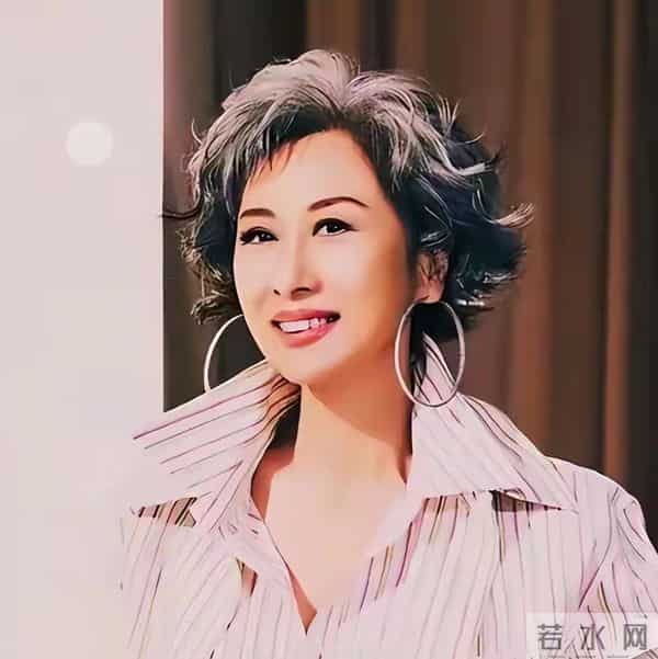 踹掉费翔，和林子祥结婚却分房睡的叶倩文，如今已走上了另一条路