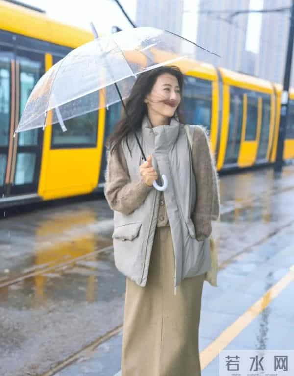 被高圆圆的穿搭惊艳了，衣穿简约，配色大气，46岁尽显优雅气质