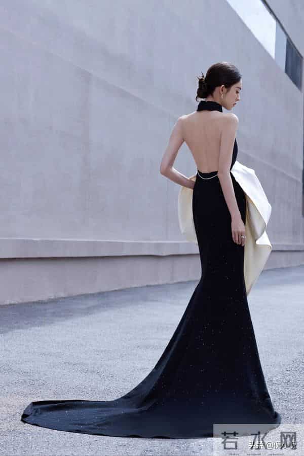 古力娜扎绝美造型，一袭露背黑裙，性感迷人