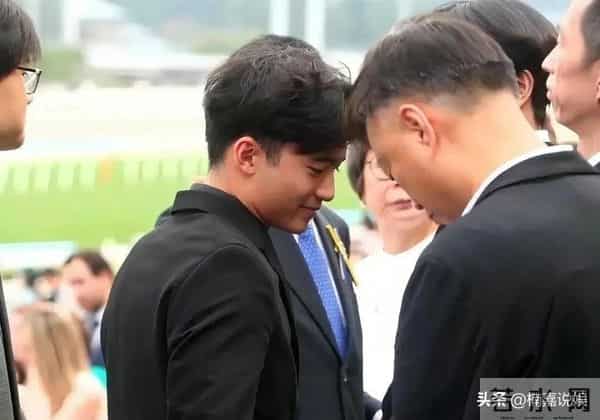 谢霆锋儿子Lucas现身马场，个子不高，肤色偏黑，侧颜像极了爸爸