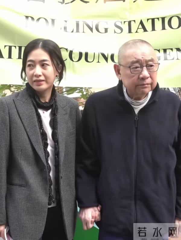 刘銮雄坐轮椅现身，和甘比十指紧扣很有夫妻相，保镖搀扶隔白毛巾