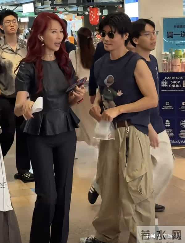 52岁蔡少芬排队买早饭 身高腿长 前凸后翘 难怪张晋对她生理性喜欢