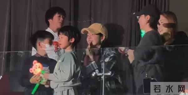 陈妍希和谢楠带娃看演唱会！7岁吴所惧环抱8岁小星星，高冷似陈晓