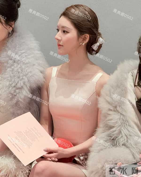 千金归来赵露思,圆脸变长脸下巴鼻子都比以前更立体了气场好强