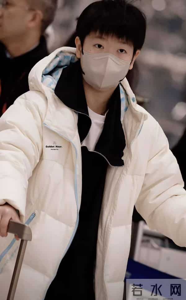 机场秀新皮肤！莎莎黑内搭帅甜切换，清澈眼眸堪称颜值天花板