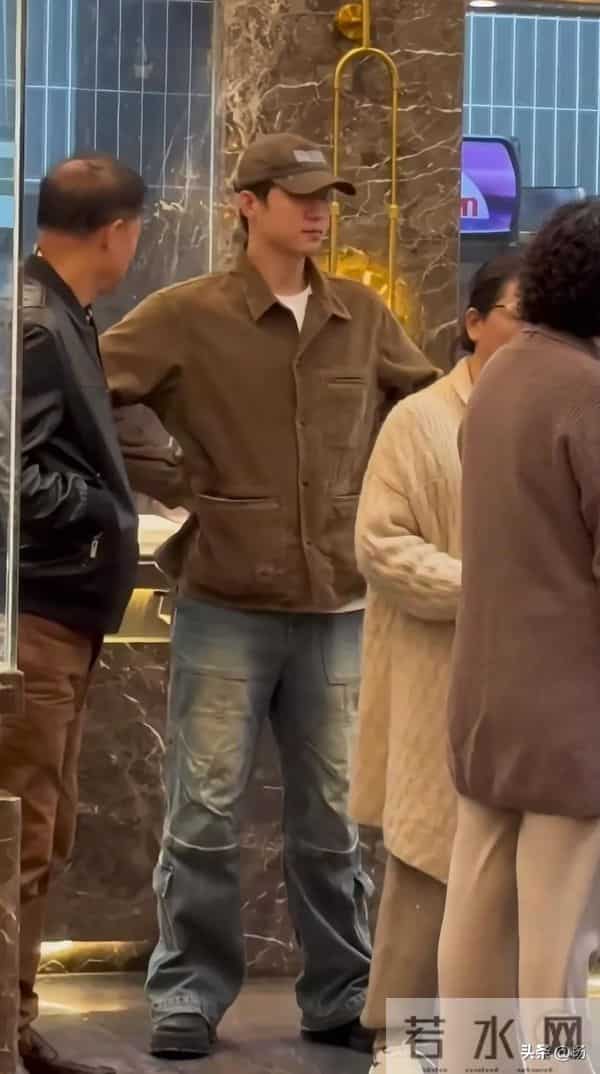 黄景瑜和爸妈餐馆吃饭,打扮低调,看来发量是遗传烫了卷发的妈妈