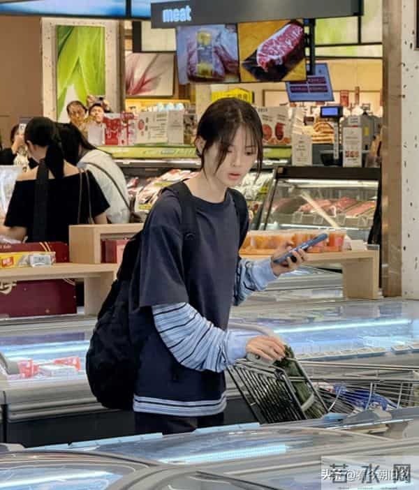 杨超越现身珠海一家超市购物,她的穿衣打扮好少女,身材纤瘦。