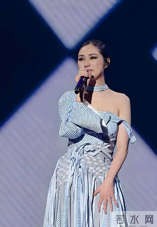 “杨千嬅13岁儿子惊艳亮相！身高突破170，眉眼鼻脸型全随爸！