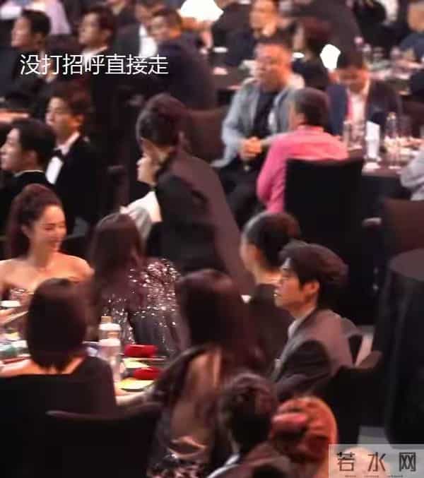 杨幂三次活动碰到魏大勋,每次都偷瞄男方,她为何会显得意难平?