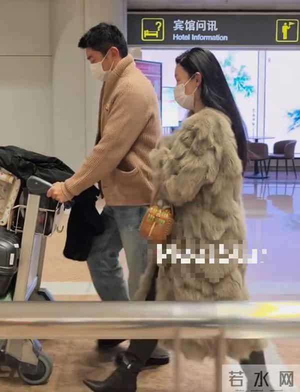 45岁霍思燕现身机场，貂皮配皮靴子老土显矮，杜江打扮的像个大爷