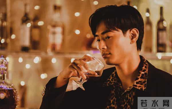 好惨！香港知名男星在街上无人认识，因拍限制级影片红极一时