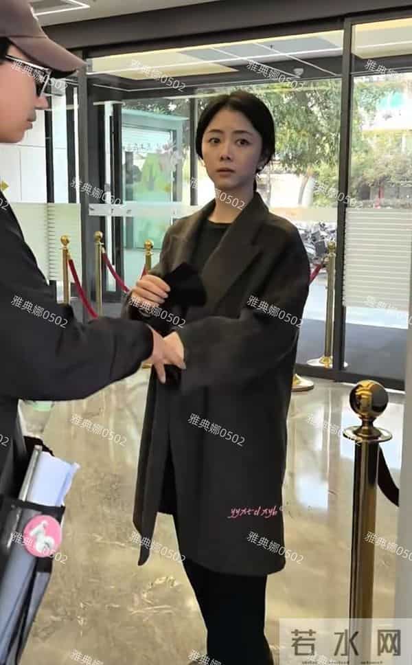谭松韵的造型总不给力，个子不高还给她穿长大衣和吊腿裤更显矮了