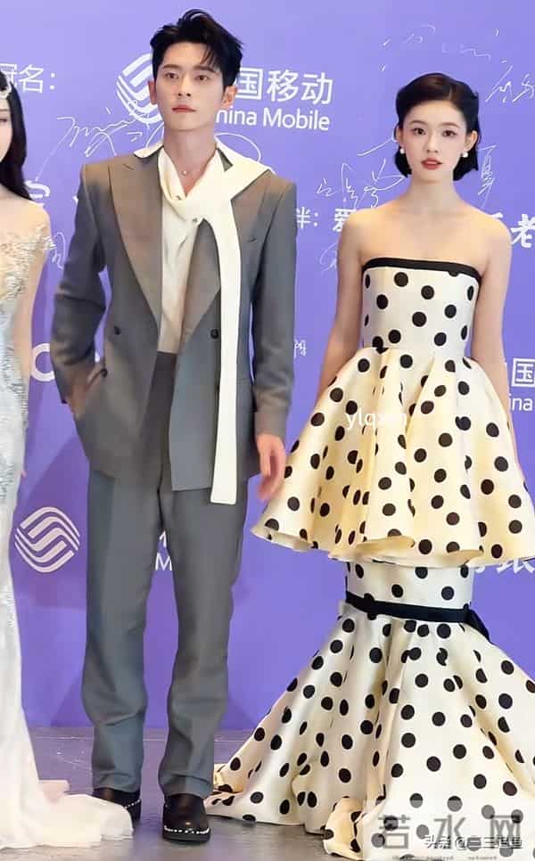 澳门这晚，杨幂罕秀性感，蓝盈莹气场十足，都败给了75岁的刘晓庆