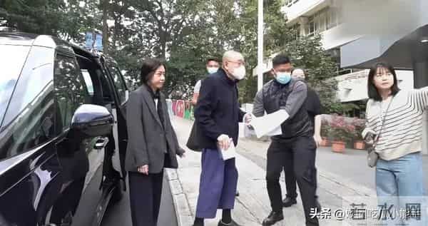 刘銮雄甘比出席活动，看起来像父女，甘比强颜欢笑似乎嫌弃刘銮雄