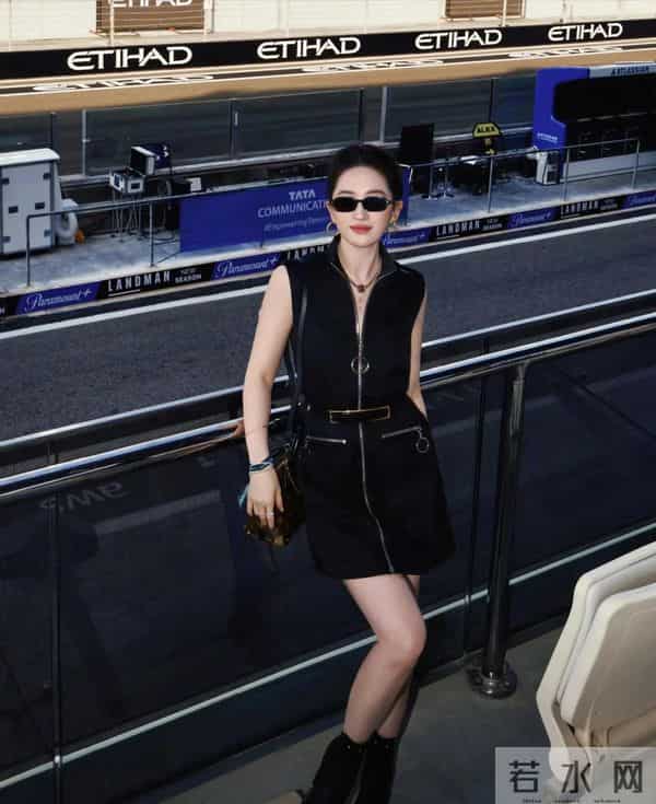 刘亦菲现身F1赛场,颜值依然惊艳,只是被颈纹和拜拜肉抢了镜