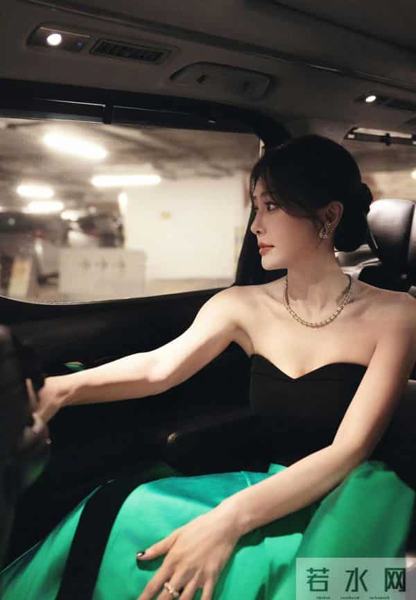 秦岚性感抹胸礼服,姿势太妖娆了