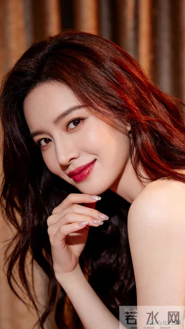 红棕长发配柔光灯，甜妹优雅气质藏不住