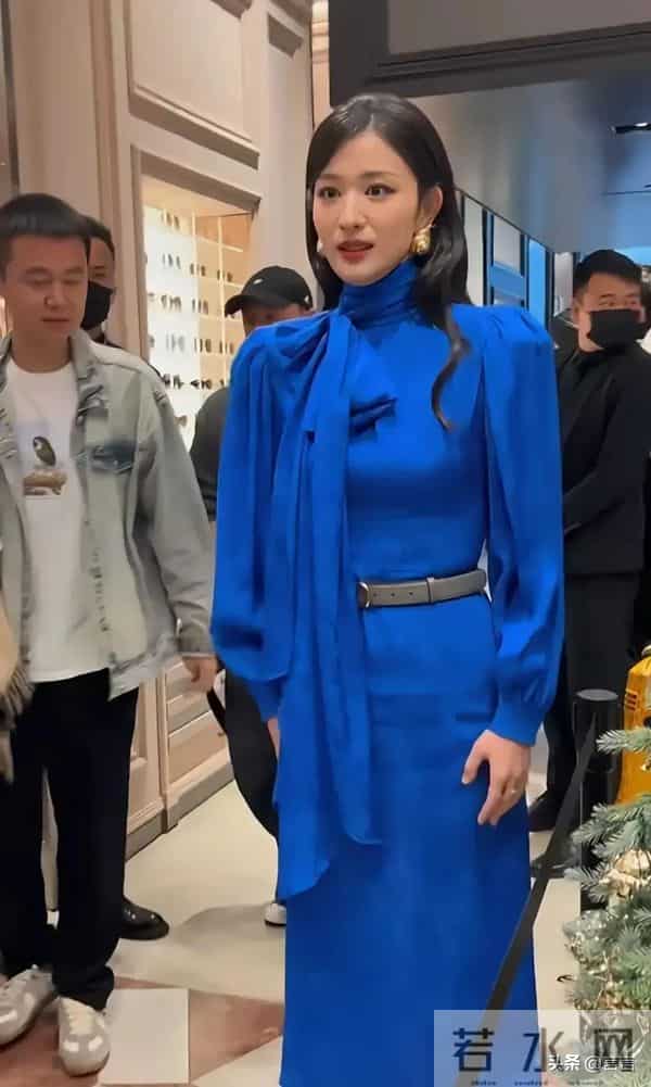 老天呐,差点没认出来,难怪那么多人喜欢她,真人比电视上好看