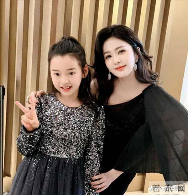 小酒窝晒17张明星合影,尖叫之夜成“团宠”,被赞内娱追星天花板