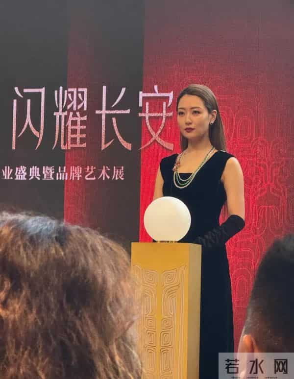 39岁白冰现身西安,貌美如花,难怪胡歌说:她太美了,都不敢看她