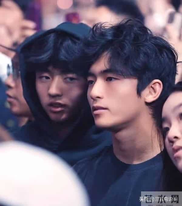 谢霆锋大儿子现身香港马场看比赛,18岁谢振轩穿黑色西装帅气十足