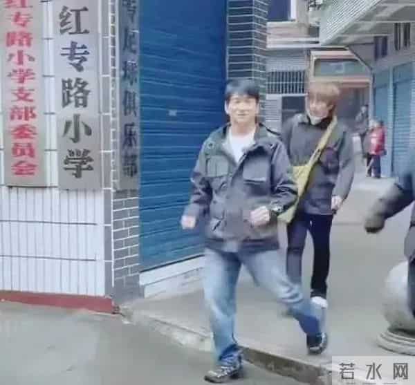 武汉偶遇惊喜！吴奇隆极简风造型曝光，中年男人穿衣教科书！