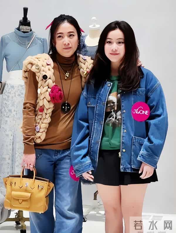 74岁刘銮雄坐轮椅现身，站立需搀扶洁癖严重，甘比一脸疲惫气色差