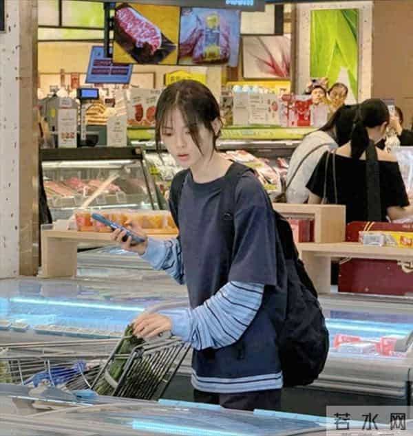 杨超越在珠海一家超市购物被偶遇，她脸好小，长得很瘦像个高中生