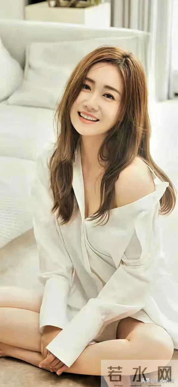 43岁刘芸近照曝光！穿吊带裙曲线惊艳，网友：这身材和状态太绝了