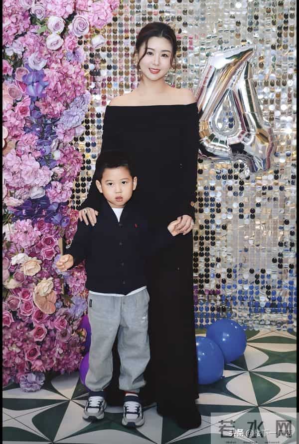 王雷四岁小儿子可爱像爸 大儿子肉嘟嘟像李小萌 一家四口共用一张脸