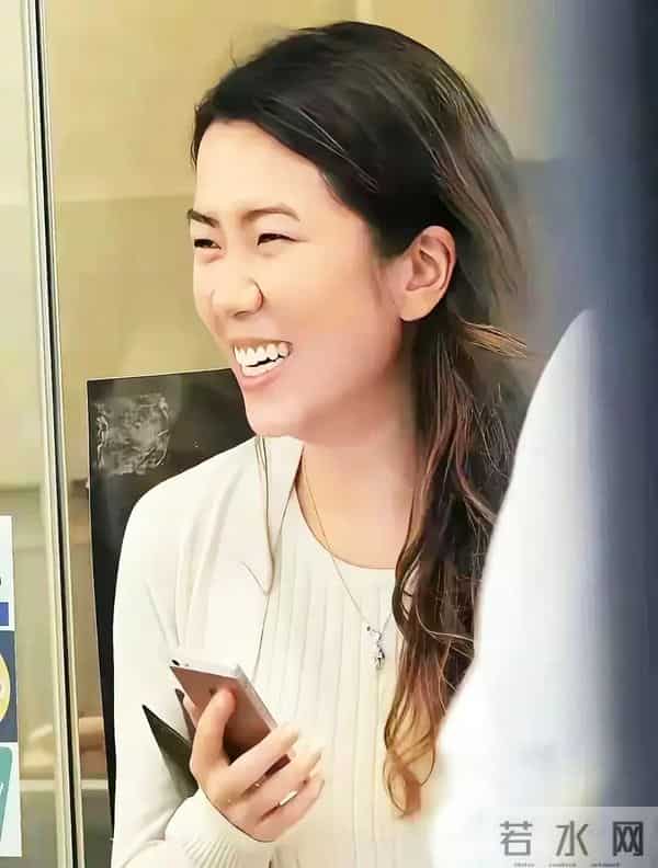 黎明现任老婆陈泳仪 比黎明小19岁,贤惠 一看就是安心过日子的女人