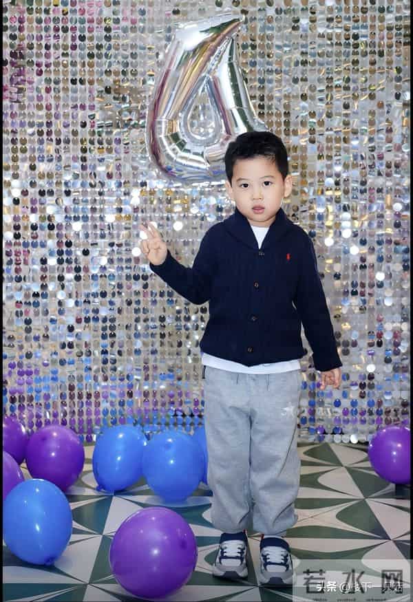 王雷四岁小儿子可爱像爸 大儿子肉嘟嘟像李小萌 一家四口共用一张脸