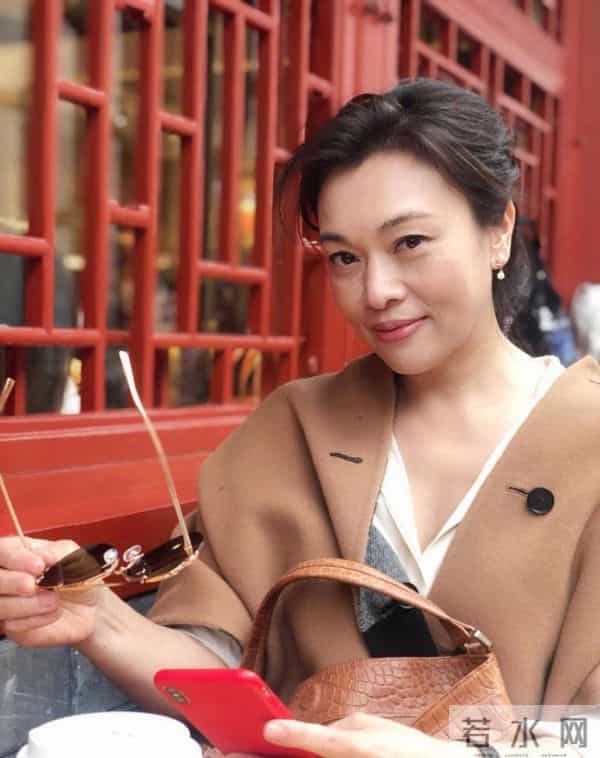 离开黄小茂后，她嫁给老外富豪，如今住瑞士豪宅，尽享天伦之乐