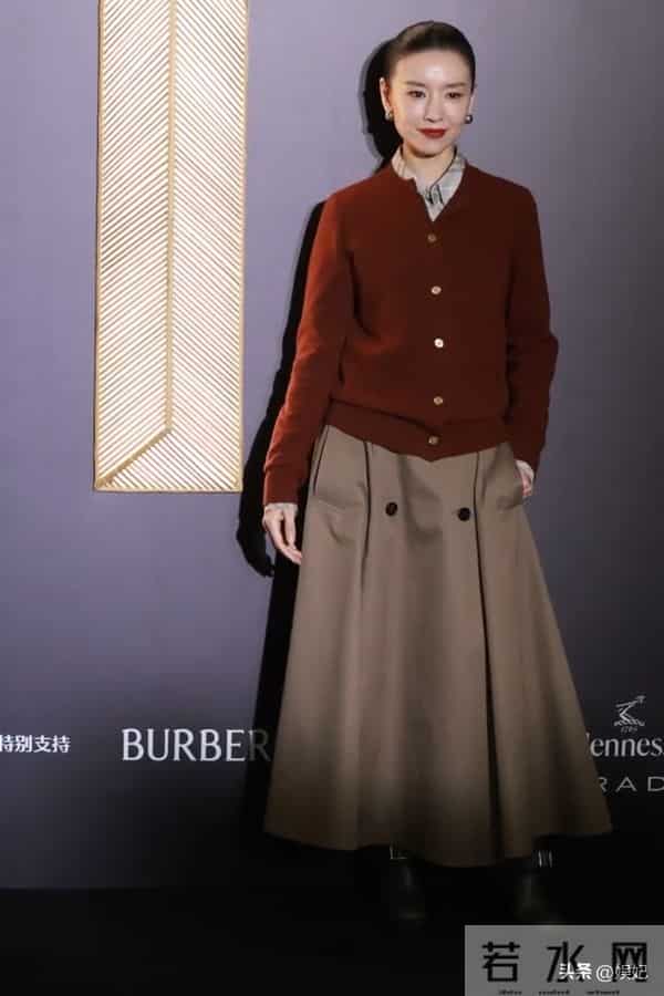 45岁董洁活动穿搭：针织开衫+半身裙，干练又知性，状态真好啊