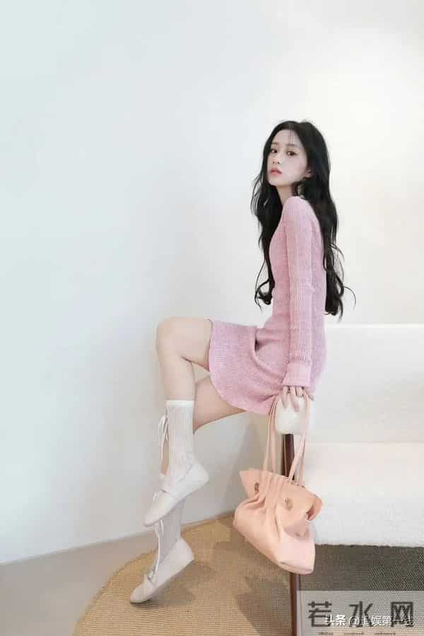 包上恩粉色毛衣裙写真:甜美与性感的完美碰撞