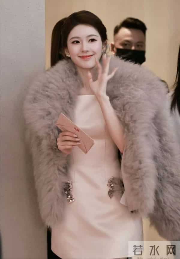 26岁赵露思回归！一身灰色皮草贵气逼人，网友：似熹贵妃回宫