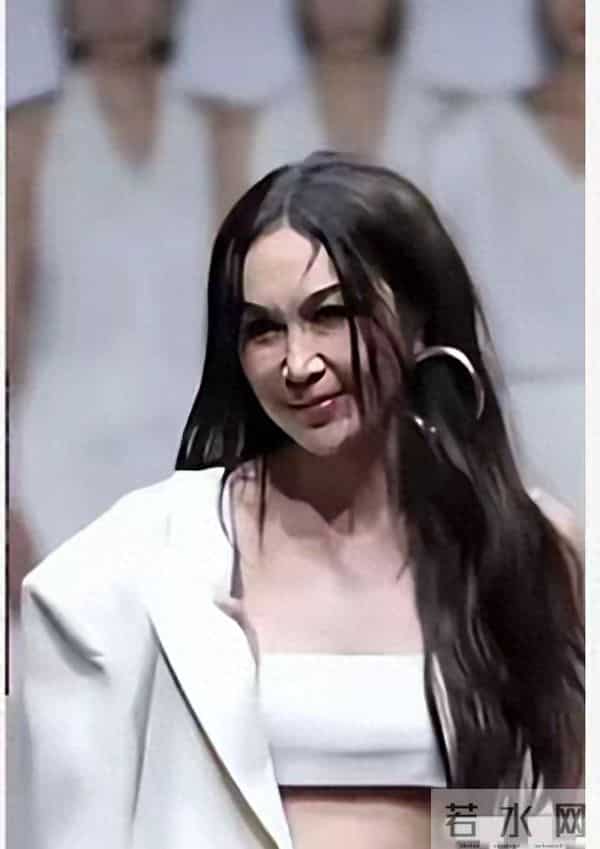 59岁温碧霞变样，满脸褶子鼻子尖，被嘲巫婆，一代美人成了老奶奶