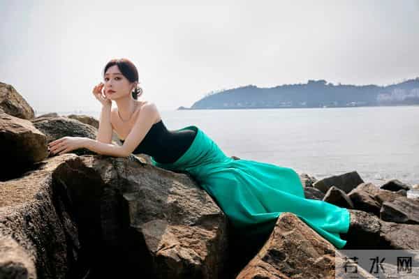 秦岚性感抹胸礼服,姿势太妖娆了