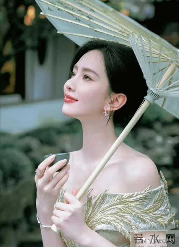 红毯秒变菜市场!穿秋裤摔跤,瘦成竹杆儿,还有人成“背锅侠”