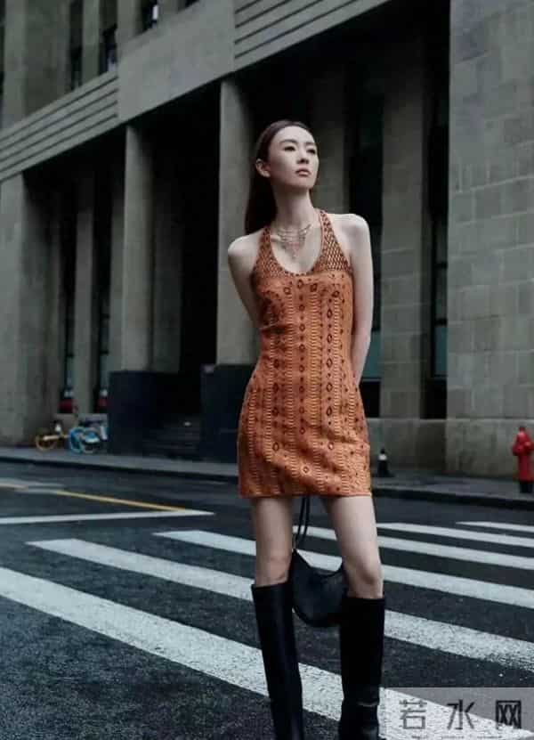 童瑶身穿棕色针织款背心+黑色长靴子,衣品好气质更是绝