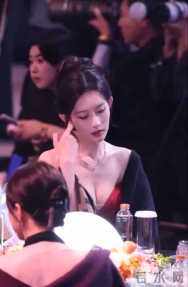 我若不欣赏两眼，倒显得不解风情了。孟姐有颜有身材，梦中情姐