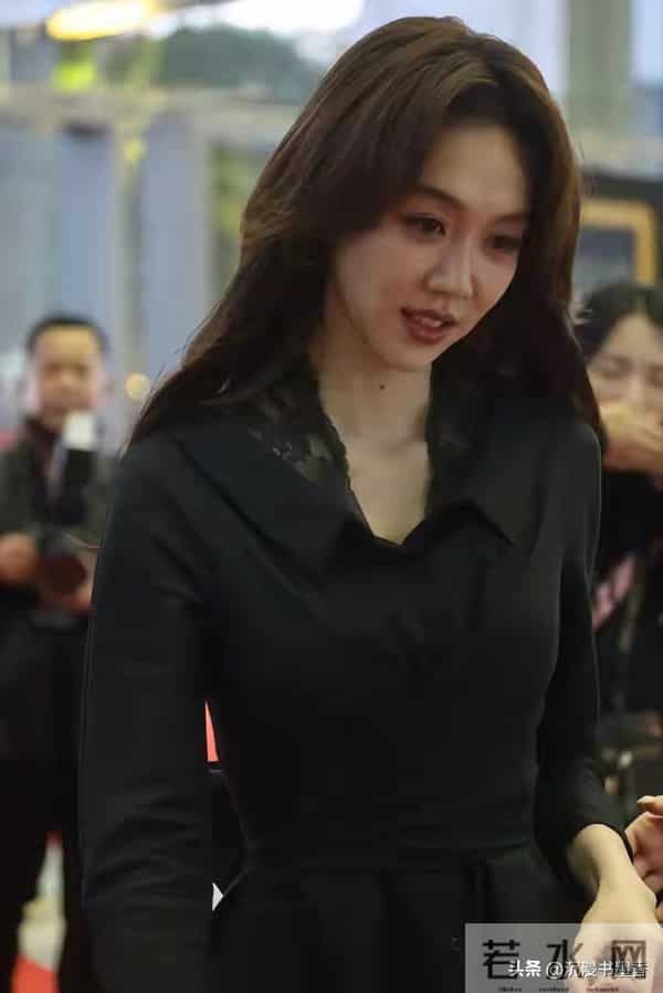 姜妍 黑色长裙+黑丝，身材出众，惊艳全场！