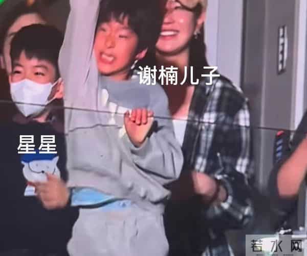 40岁陈妍希带娃追星现场萌翻 娃娃脸依旧 儿子和吴京孩子同框像兄弟