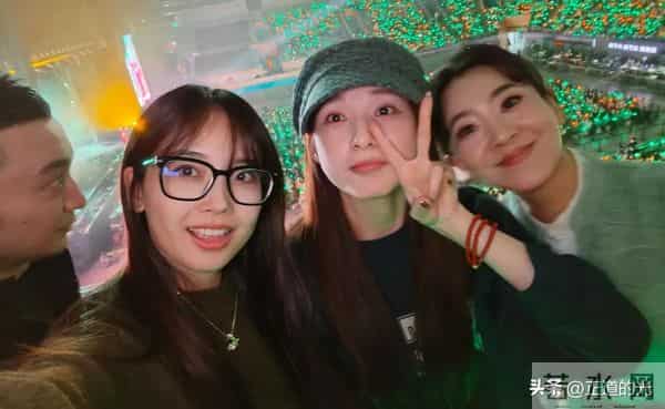 王冰冰面相变了 果然央视镜头才最能拍出自然美 和尼格买提看演唱会