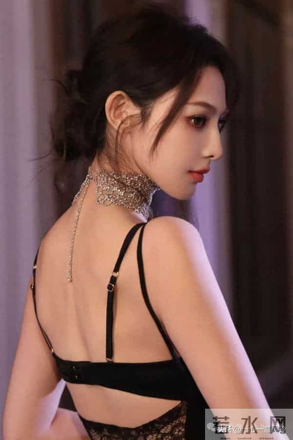 彭小苒红唇+黑色战袍完美狙击，这背这腰是真实存在的吗