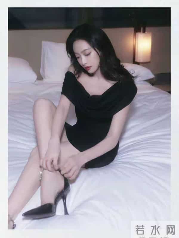 宋茜这姿势好性感！